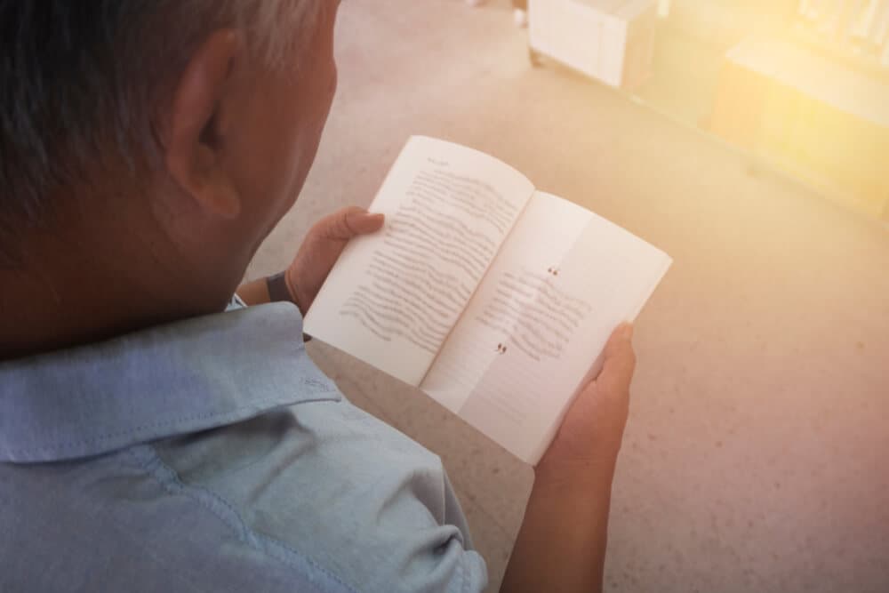 Buch ohne leserliche Buchstaben, Mann der es hält