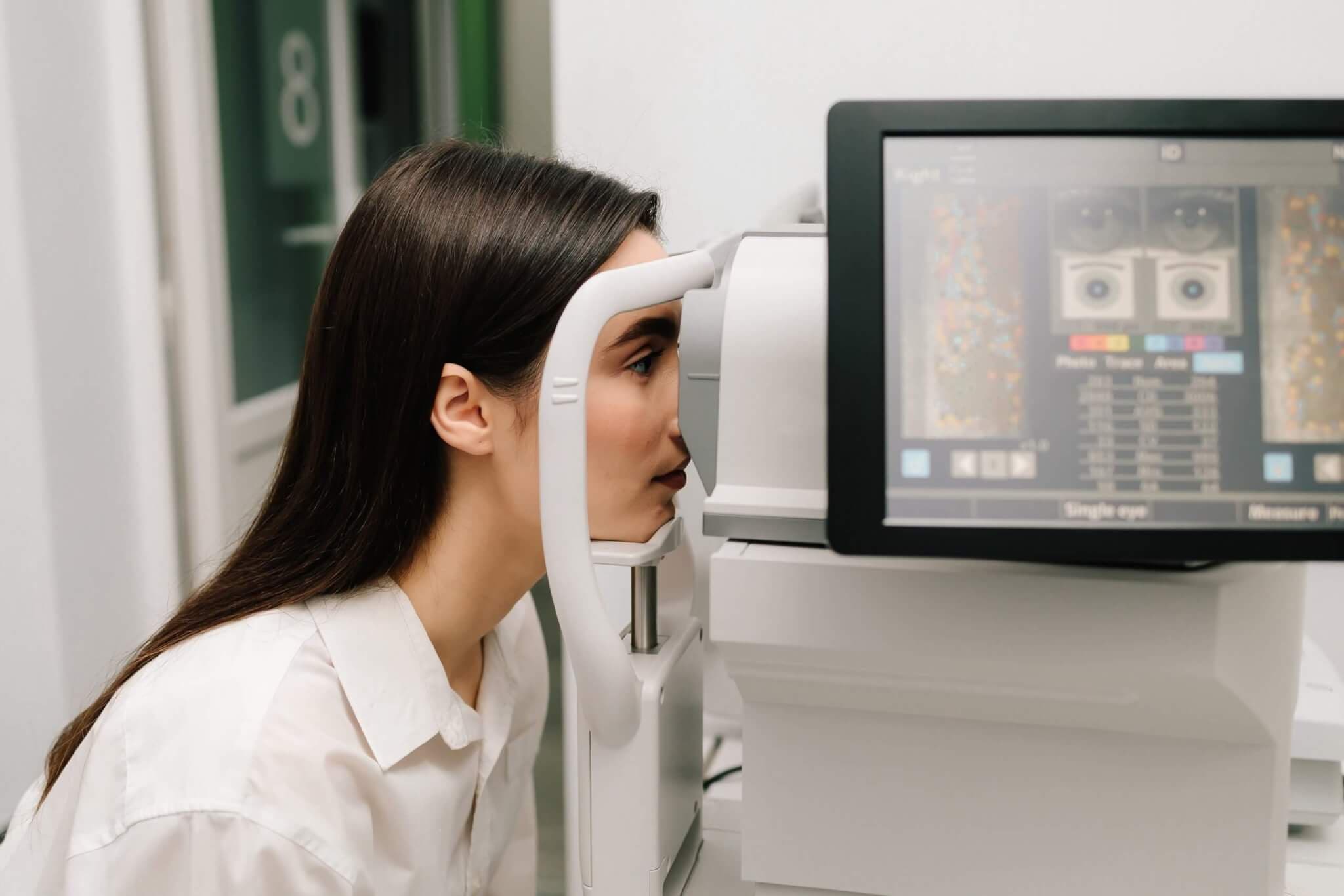 Frau bei augenärztlicher Untersuchung mit moderner Diagnosetechnik im Augenarztzentrum.