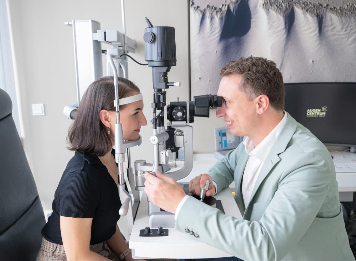 DR. Gonnermann bei der Behandlung