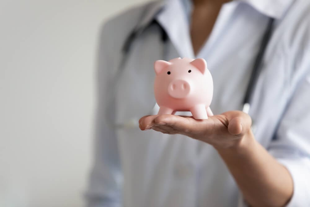 Sparschwein, in der Hand eines Mannes