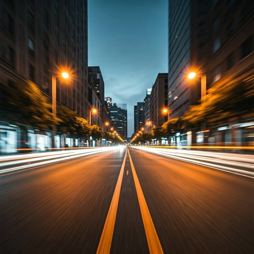 Bild das eine Straße am Abend Zeit, mit Laternen die Kreise sind und ein wenig blenden