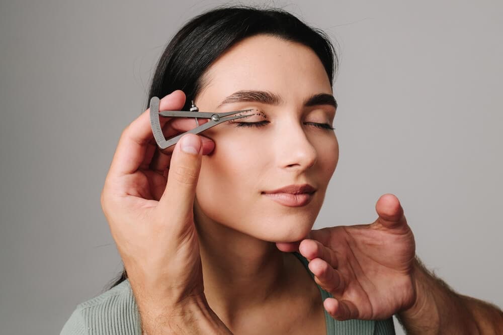 Castroviejo,Caliper,To,Draw,Symmetrical,Contour,For,Eyelid,Surgery.,Blepharoplasty