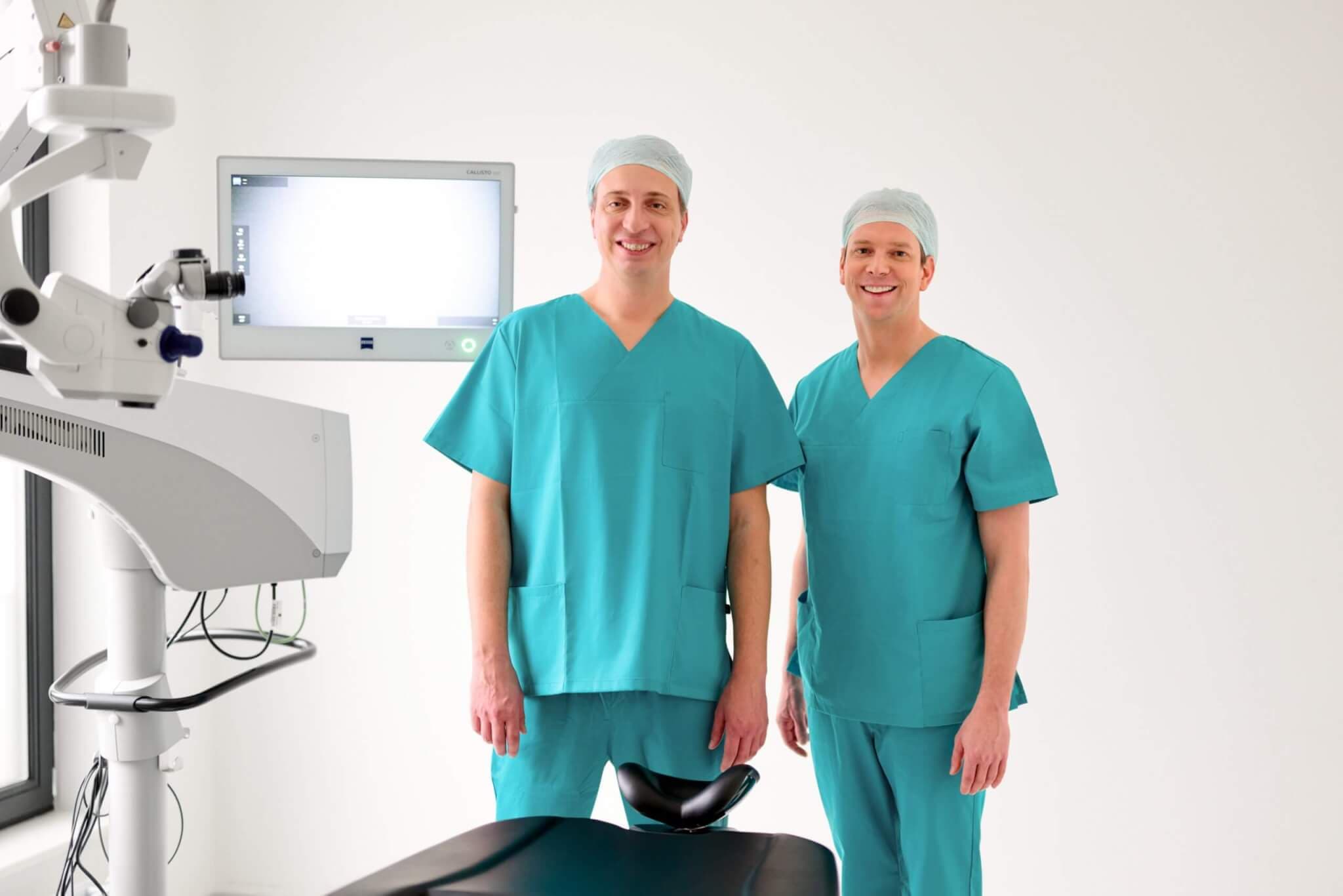 Augenop-Dr. Schultz und Dr. Gonnermann im OP