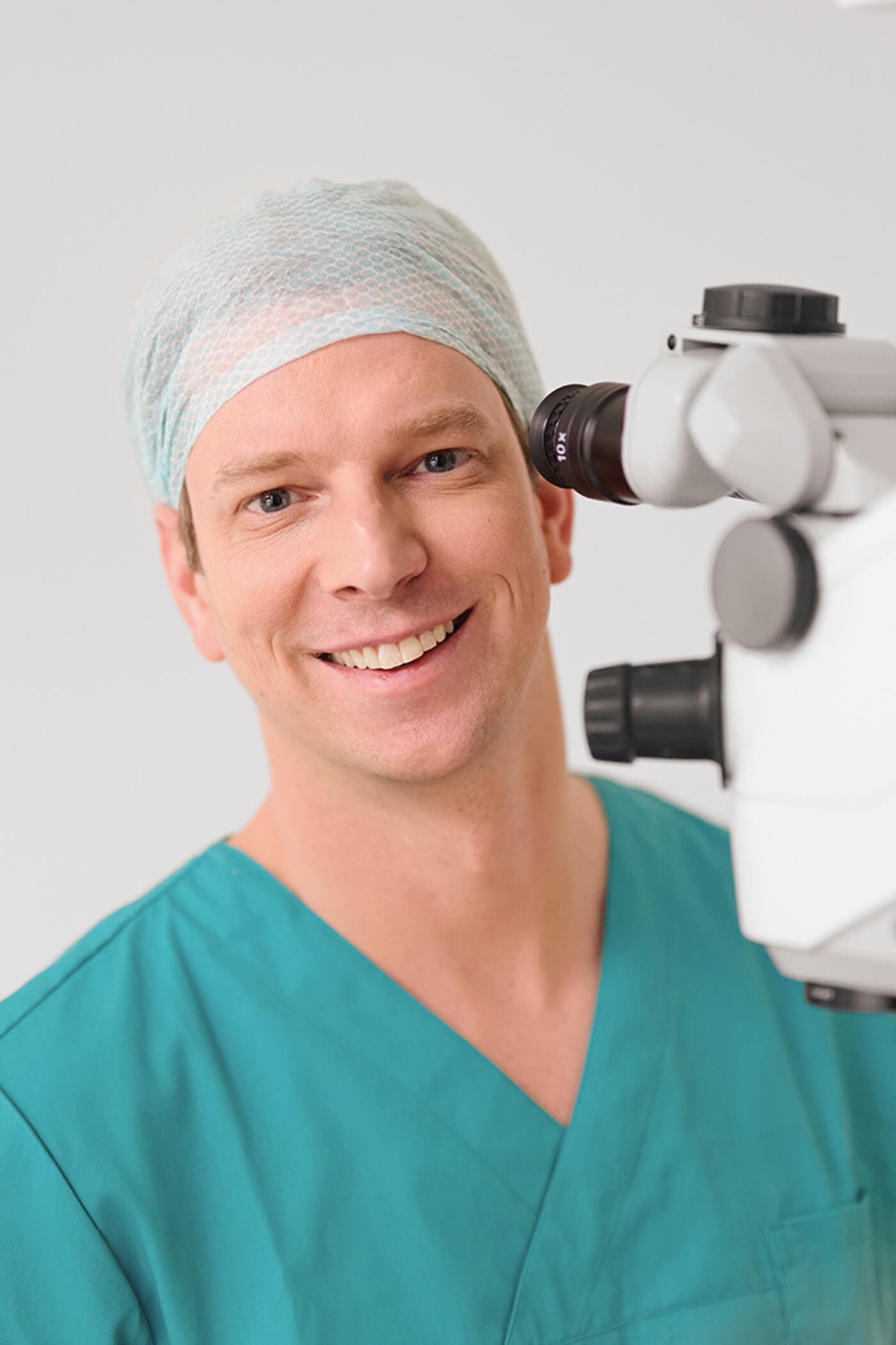 Dr. Schultz bei der Arbeit schaut grinsend in die Kamera