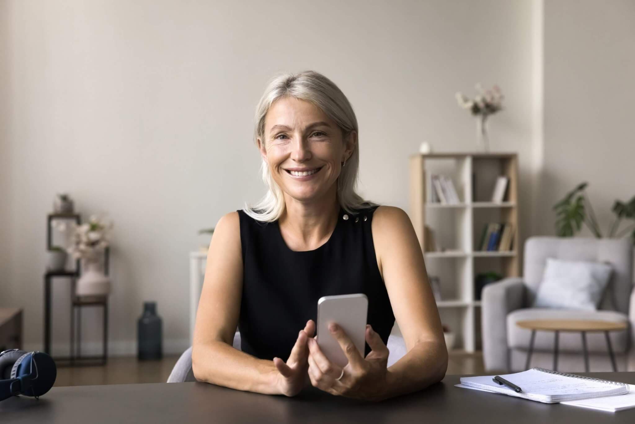 Handynutzung, frau lächelnd mit Handy