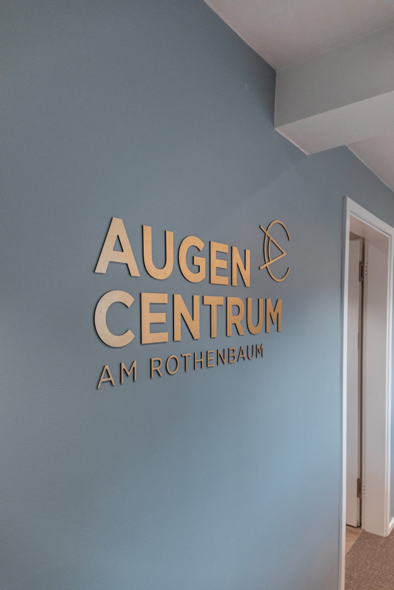 Modernste Augenlaser- & Linsenbehandlungen im Zentrum von Hamburg – Ihr Weg in die Brillenfreiheit beginnt im AugenCentrum am Rothenbaum.
