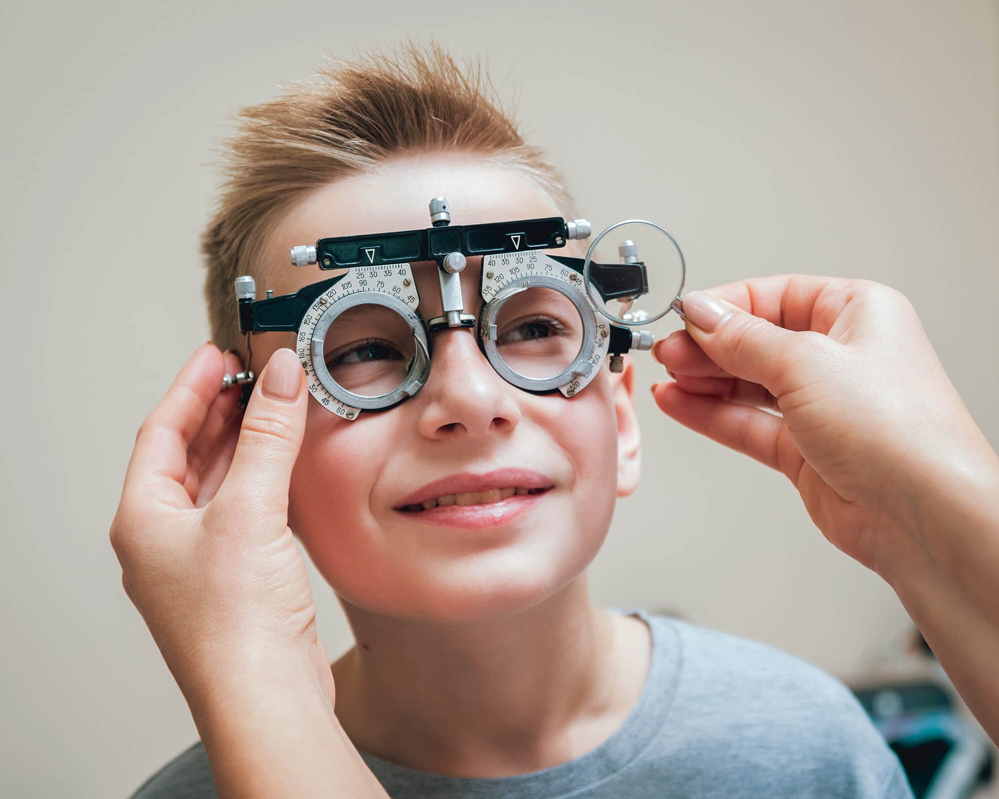 Kind bekommt Brille