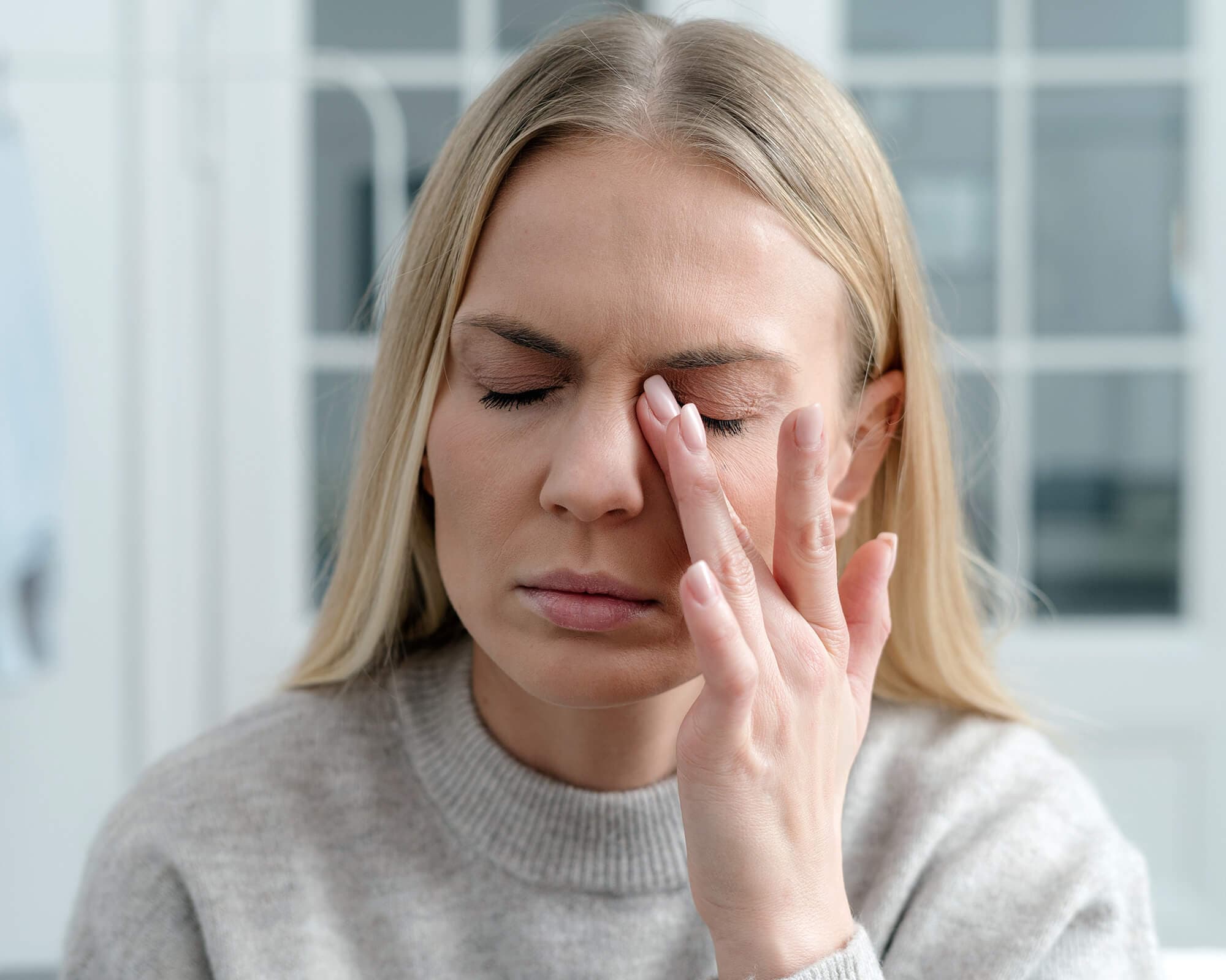Weitsichtigkeit Symptome Frau die Sich die Augen reibt